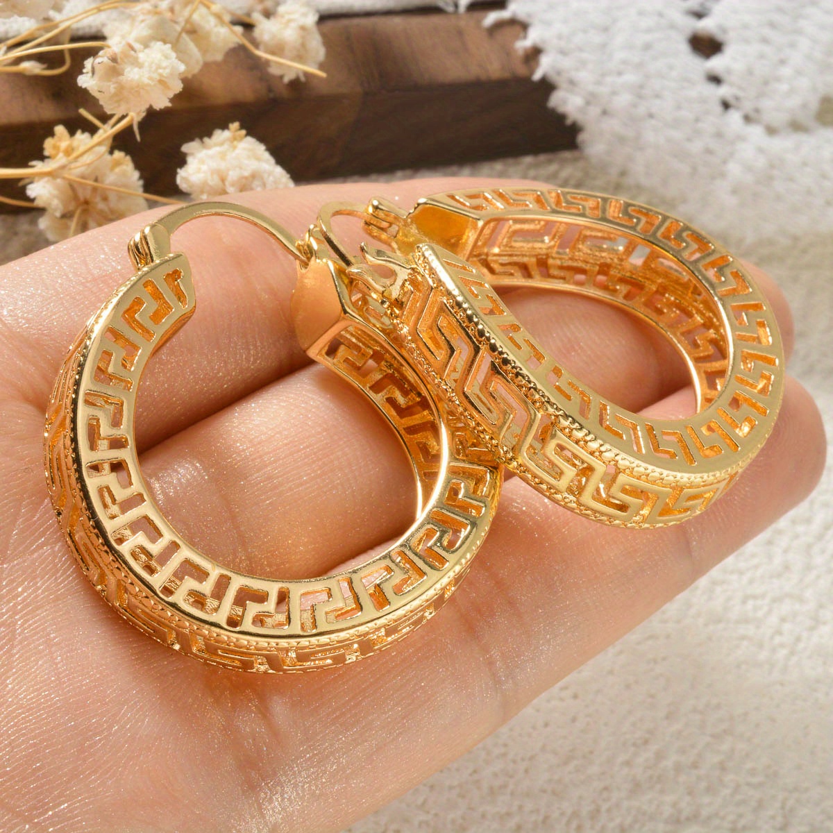 Women's 2pcs Vintage Cut-Out Hoop Earrings